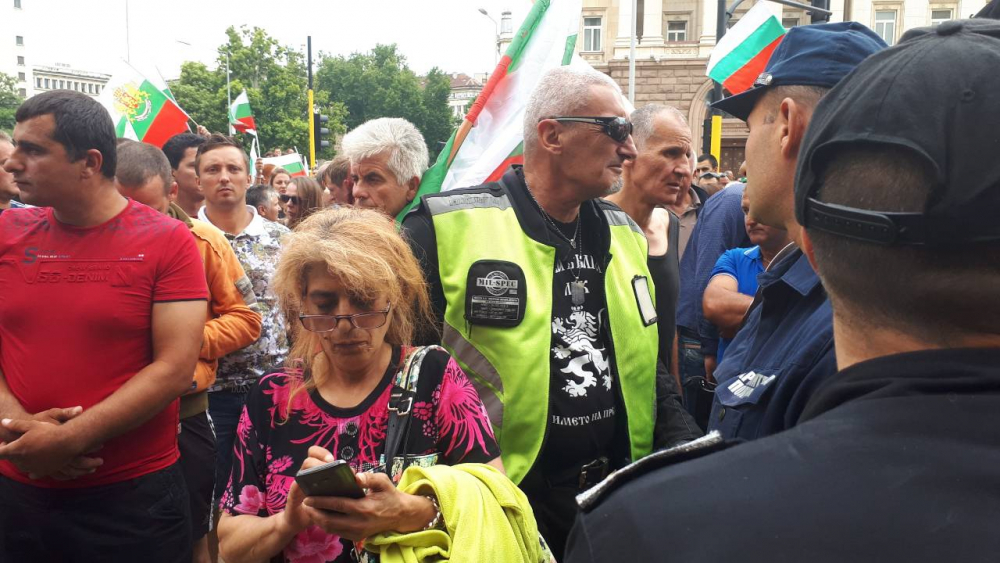 Протестиращи пред МС налитат на полицаи, търсят конфронтация (СНИМКИ)