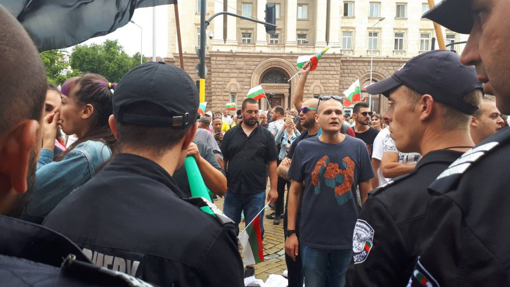 Протестиращи пред МС налитат на полицаи, търсят конфронтация (СНИМКИ)
