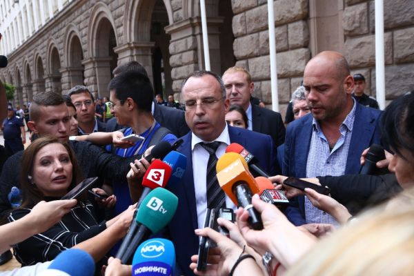 Гласуват оставката на Румен Порожанов