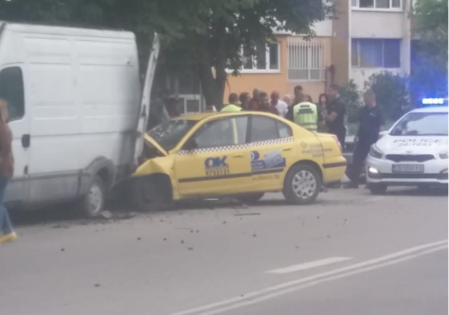 Първо в БЛИЦ! Пиян таксиджия се вряза в бус в столицата (СНИМКИ)