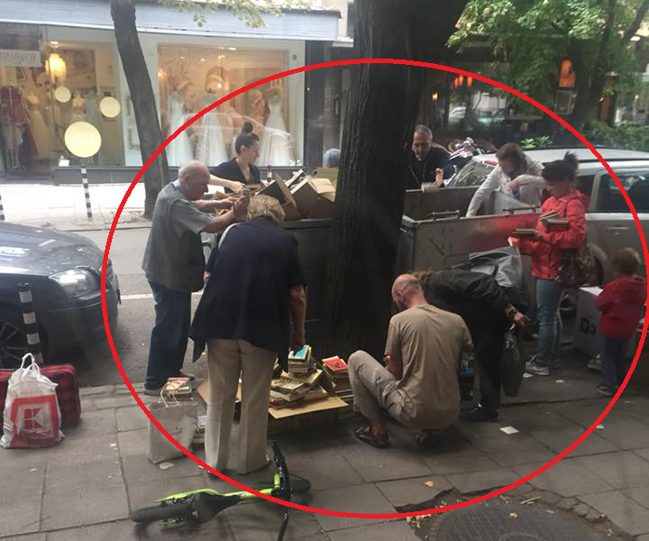 Само в БЛИЦ! Потресаваща гледка в центъра на София! Група столичани се втурнаха към контейнерите за смет и почнаха да ровят за...  (СНИМКА)