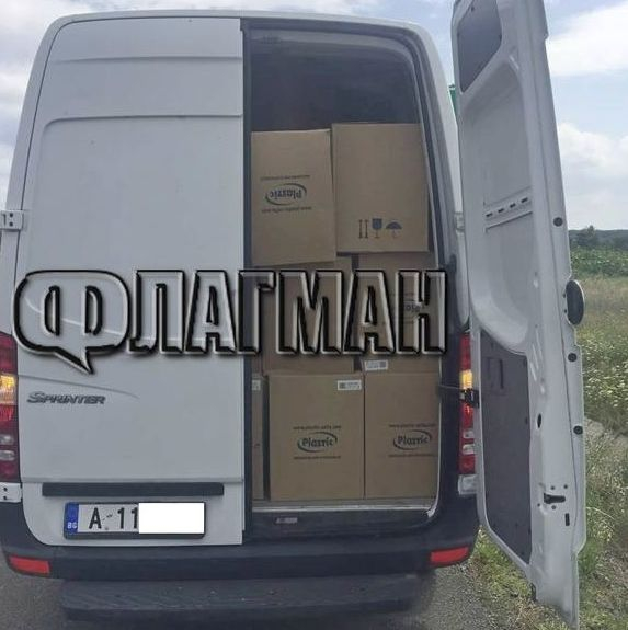 Цигари за 200 бона намериха в натъпкания до пръсване бус на „Тракия” (СНИМКИ)