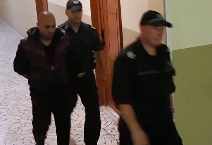 Интернет развратникът Иван, пробвал се с 14-годишна, ще чака възмездието в ареста