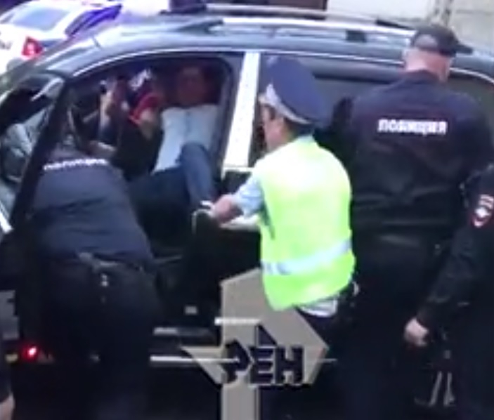 Шофьор на Порше се бие като див звяр с полицаи, за да не му вдигне паяк колата (ВИДЕО)