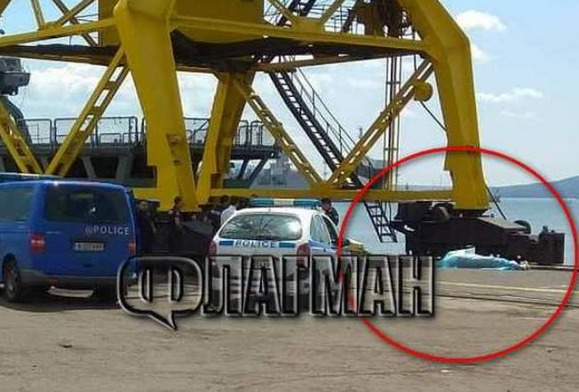 Ужас: Труп на мъж изплува до Морската гара в Бургас (СНИМКИ 18+)