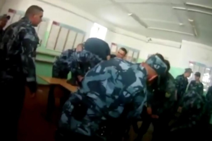 Невиждана бруталност в руски затвор: Когато пандизчията престава да крещи, го освестяват с вода и после боят продължава (ВИДЕО 18+)