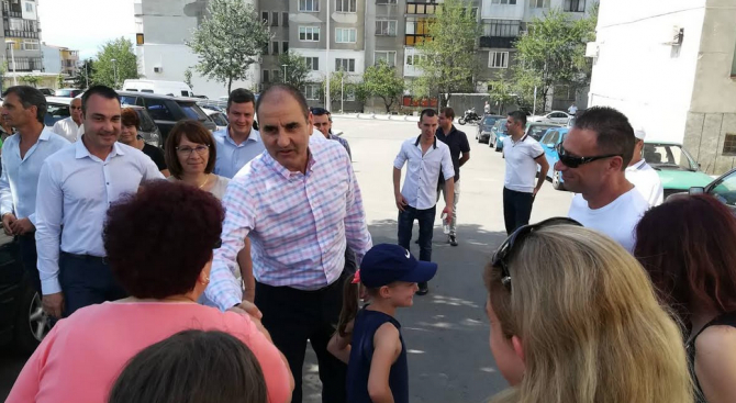 Цветанов откри обновени улици и междублокови пространства в Казанлък (СНИМКИ)