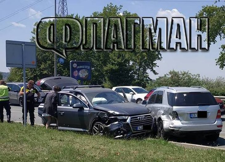 Зрелищен сблъсък между два луксозни джипа на бул. „Тодор Александров” в Бургас (СНИМКИ)