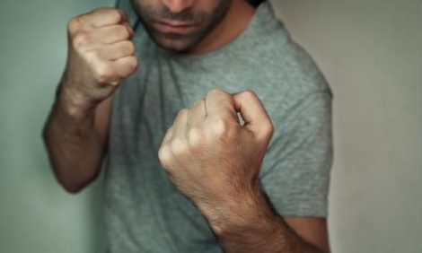 Футболист сложи рога на мутра и си плати да не му чупят краката!