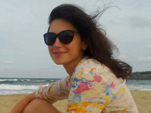 Любовна версия за драмата с красивата лекарка, полетяла от 7-ия етаж на блок в столичния "Люлин"