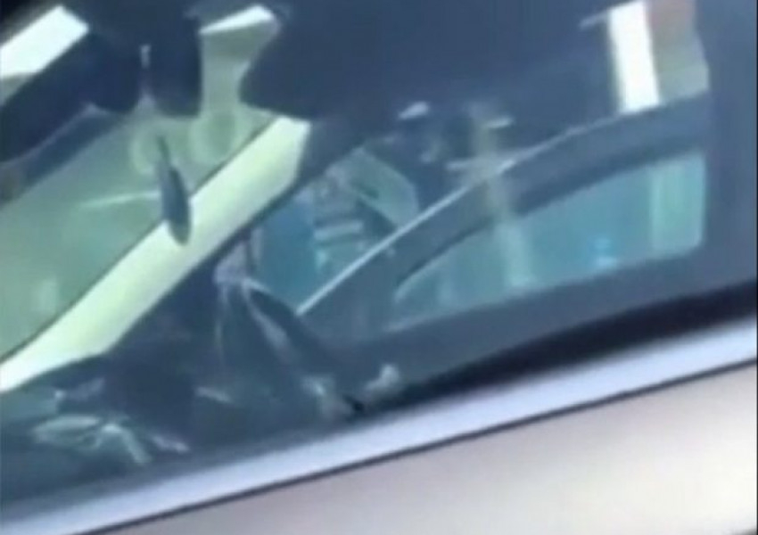 Адски пек: Дядо забрави бебе в кола на паркинг пред супермаркет (ВИДЕО) 