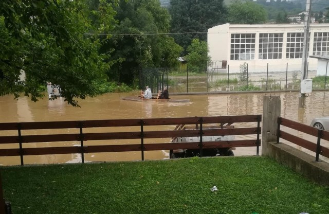 Тетевен потъна, водата се покачва с всяка минута, хората се придвижват с... кану (СНИМКИ)