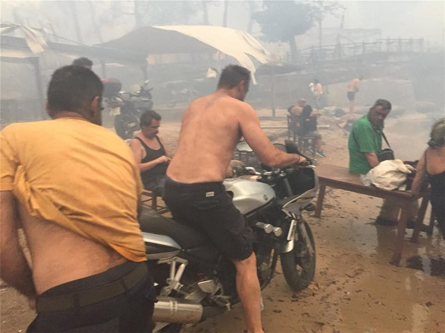 Фоторепортер за ужаса в Гърция: Купчини овъглени трупове на хора се виждат само на 15 метра от морето (СНИМКИ/ВИДЕО 18+) 