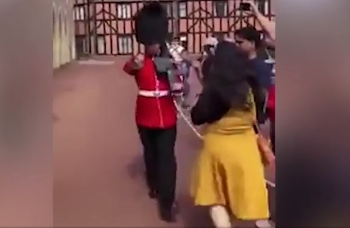 Член на британската гвардия направи нещо немислимо с туристка (ВИДЕО)