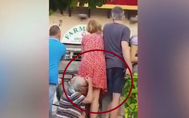Похотлив дядо пъхна главата си под полата на непознато момиче, но после... (ВИДЕО)