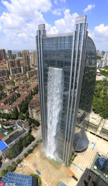 Зрелище: Водопад се спуска по фасадата на небостъргач от височина 108 метра (ВИДЕО/СНИМКИ)