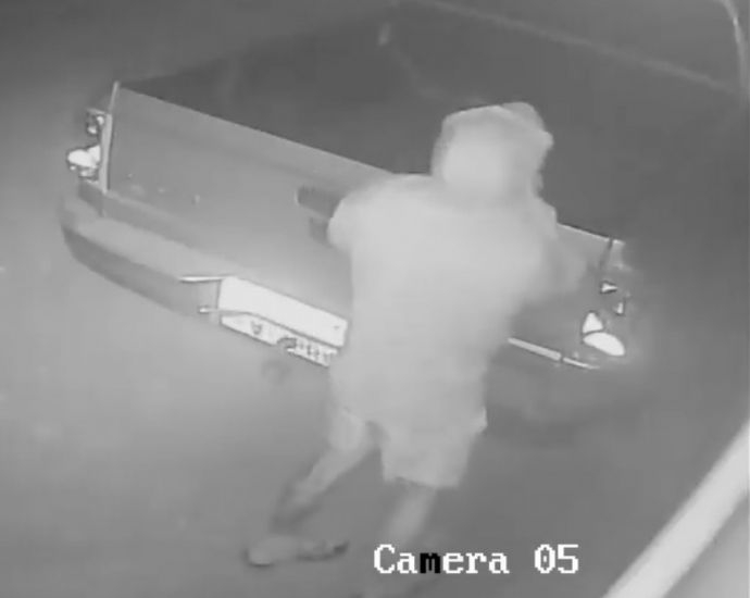 Виждали ли сте този татуиран мъж? Нахлу в дома на младо семейство в Бургас и... (ВИДЕО)