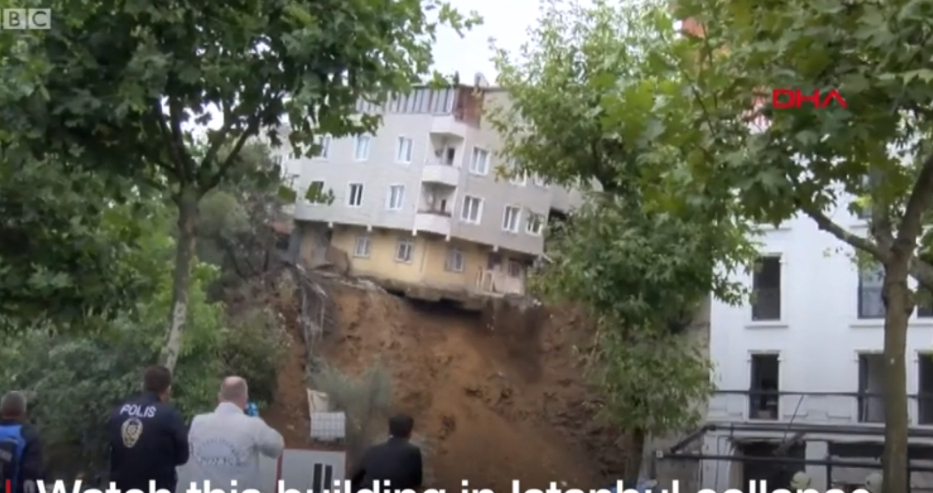 Силата на природата! Къща се срути като пясъчен замък след поройните дъждове (ВИДЕО)