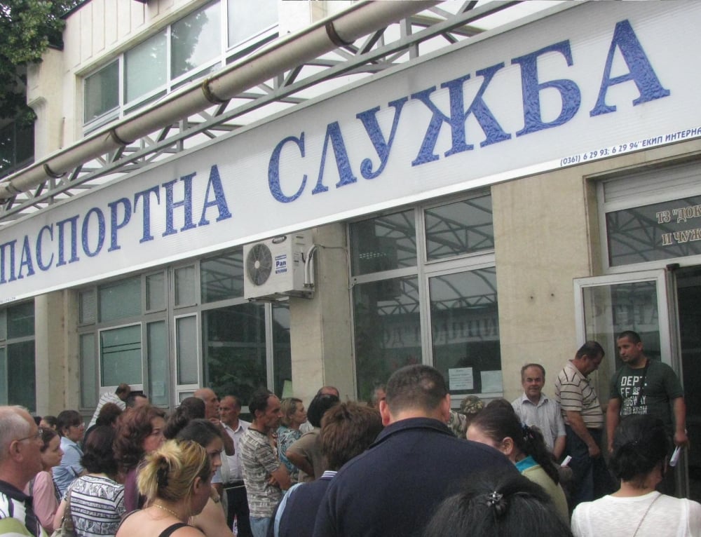 Срина се системата на МВР, цели колони от хора чакат за книжки и паспорти от часове!