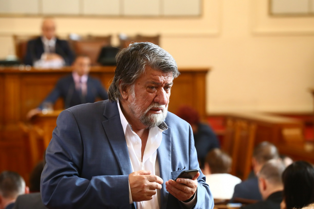 Рашидов нахока Нинова, че си прави пиар с мъката на хората като парламентарна манекенка, БСП поиска прогонването на Караянчева от НС