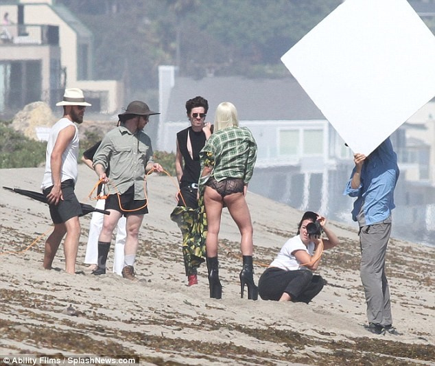 Това е тяло, бейби! Лейди Гага влезе в морето и роклята ѝ стана прозрачна (СНИМКИ 18+)