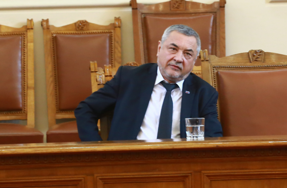 Извънредно! Първа реакция на Валери Симеонов след двудневното заседание дали остава във властта (СНИМКА)