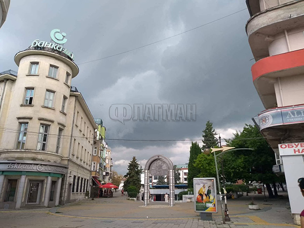 Над Бургас почерня, градът се готви за потоп! (СНИМКА)