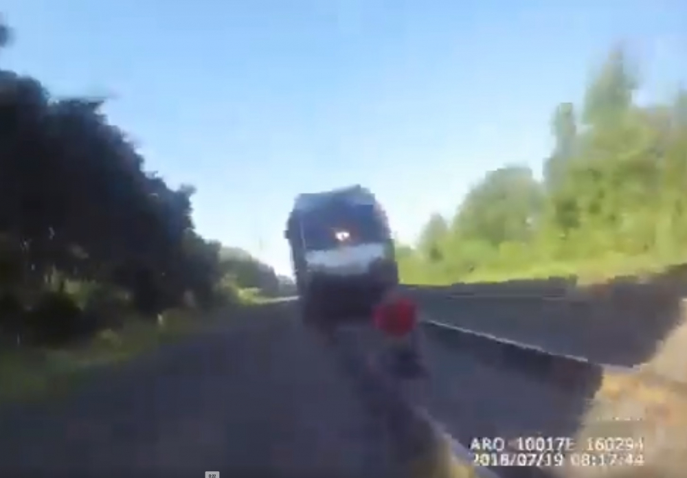Уникално екшън ВИДЕО: Младеж заспива на жп релси, а полицай... 