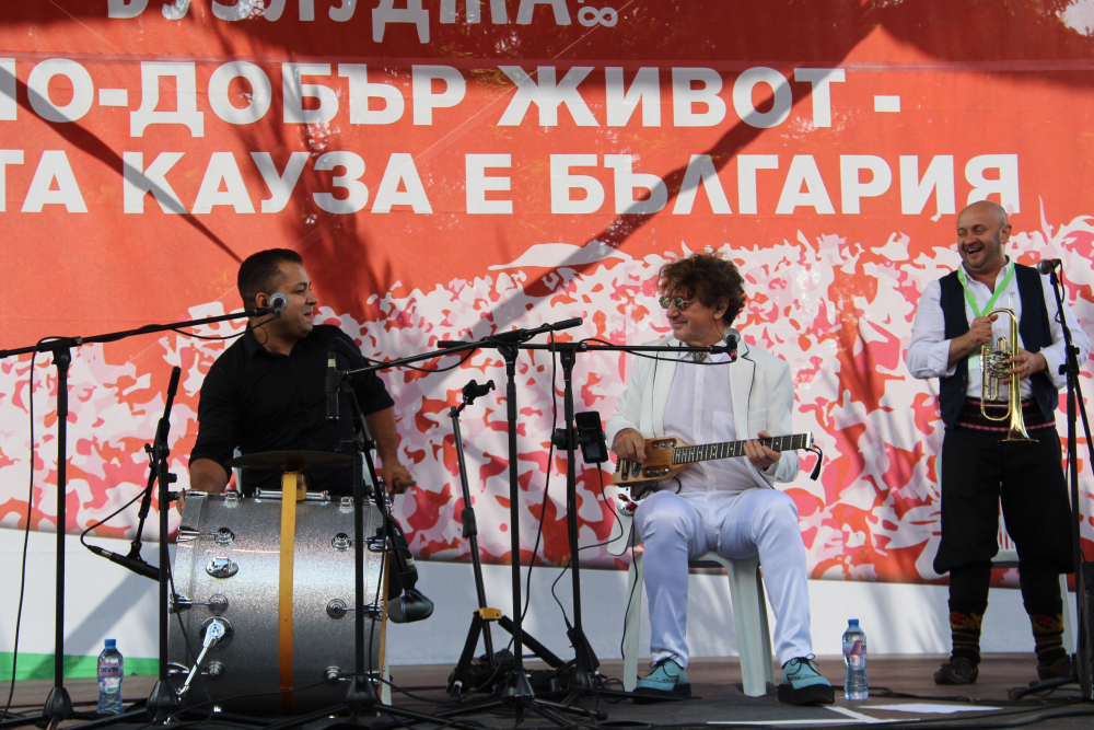Елена Йончева показа сина си на Бузлуджа (СНИМКИ)