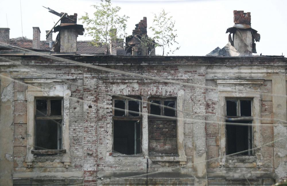 Печални СНИМКИ от руините, които останаха след пожара в "Царските конюшни" (ВИДЕО)