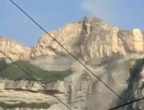 Страховито ВИДЕО! Огромна скална маса се срути в Дагестан 