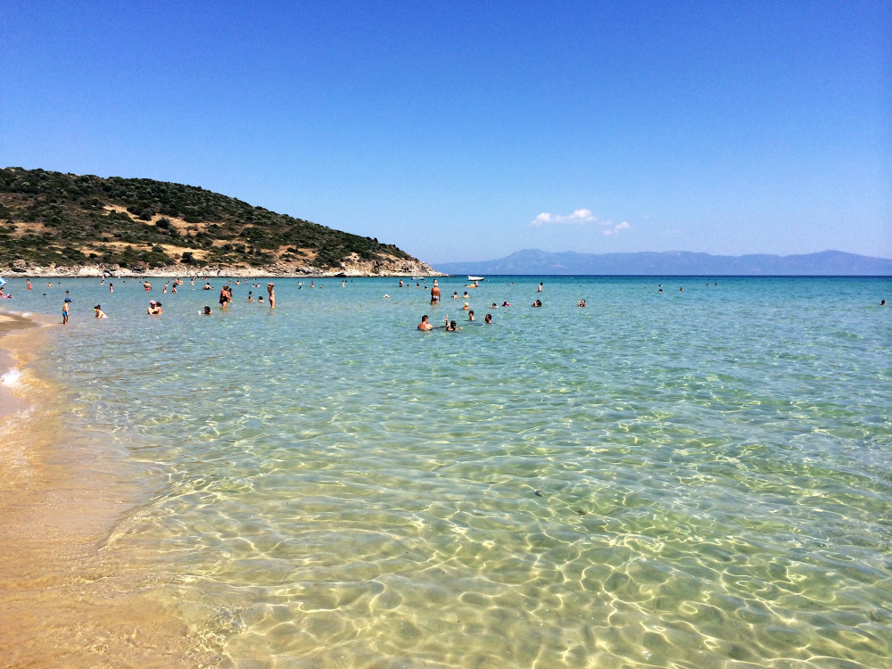 Възрастна нашенка влезе във водата на гръцкия курорт Неа Перамос и стана най-голямата беля