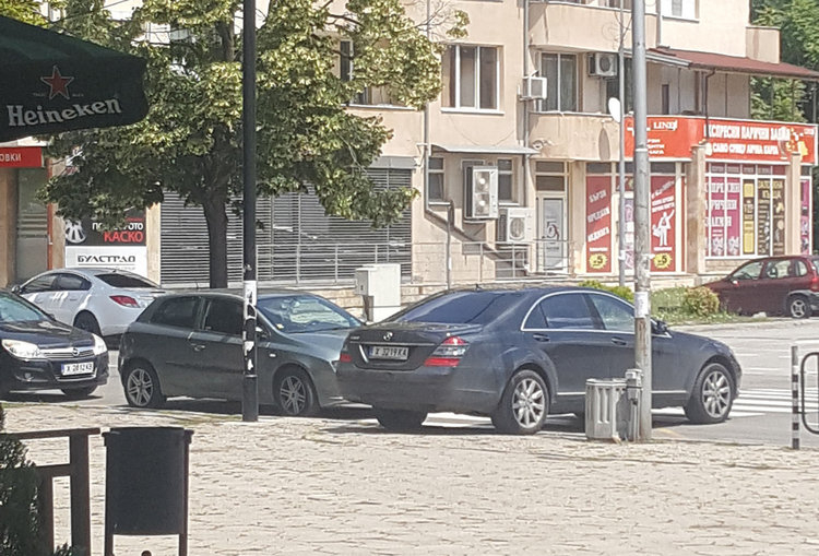 Нагъл шофьор с "Мерцедес" подкара по тротоара (СНИМКИ)