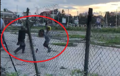 Само в БЛИЦ! Мъже се млатиха с брадви и саби в центъра на София (СНИМКИ/ВИДЕО)