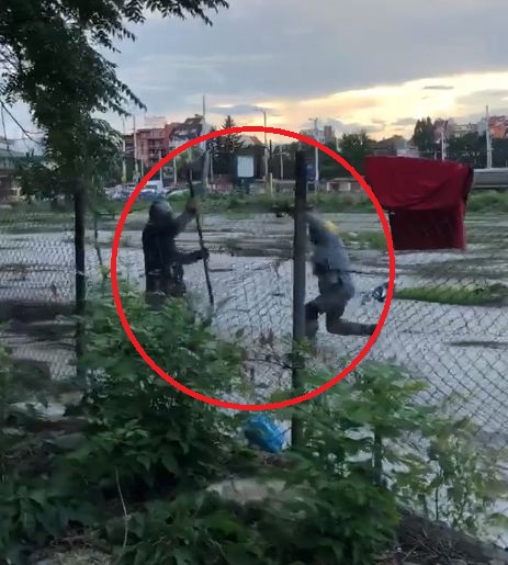 Само в БЛИЦ! Мъже се млатиха с брадви и саби в центъра на София (СНИМКИ/ВИДЕО)