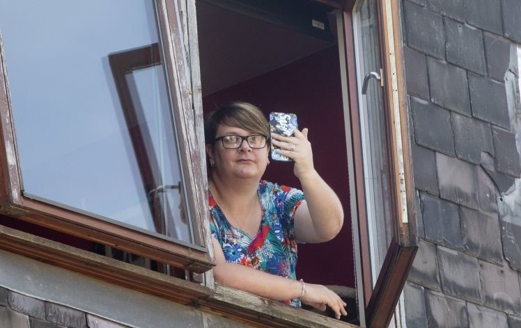 Ужасът от първо лице: Вижте как мълния удари в телефона на майка на две деца, докато снимаше бурята (ВИДЕО)