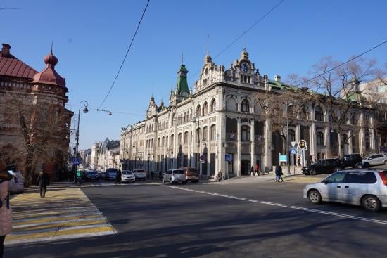 Две девойки преминаха по улиците на Владивосток по голи гърди (ВИДЕО 18+)