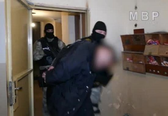 Удар по дрогата в Слънчев бряг! Полицаи нахлуха в апартамент на оборотен дилър, откриха купища опиати