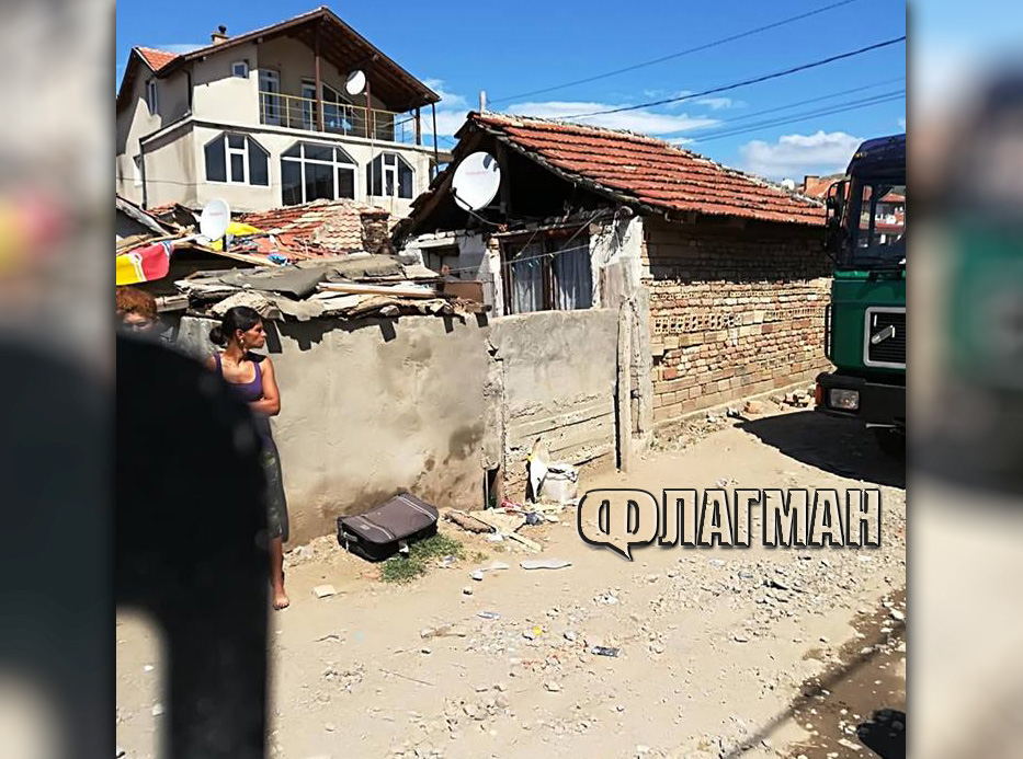 Багери завардиха ромската махала в Айтос, ще сриват къщи, затапили дерето (СНИМКИ)
