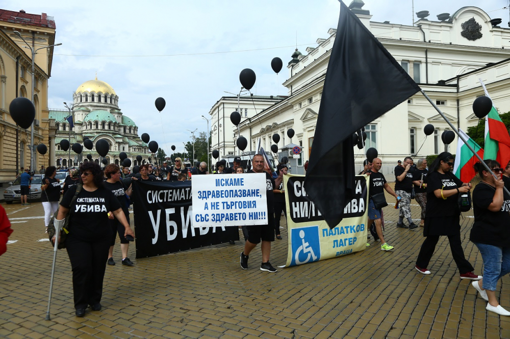 Майките на деца с увреждания излизат на протест, искат оставката на Валери Симеонов