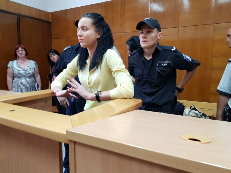 Инфарктни часове за скандалната пловдивска танцьорка Габриела, която помля 10 коли и счупи носа на млада студентка 