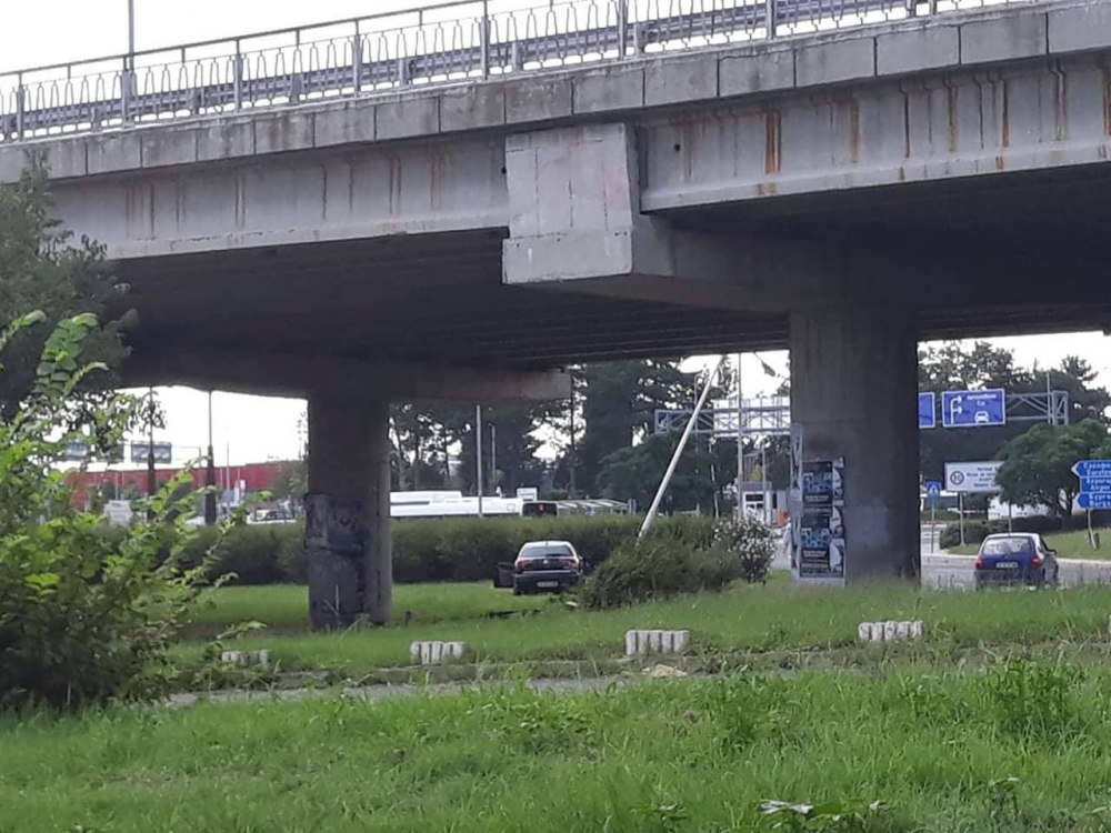 "Фолксваген" изхвърча от кръгово в Бургас, помете знаци и се заби в храстите (СНИМКА)