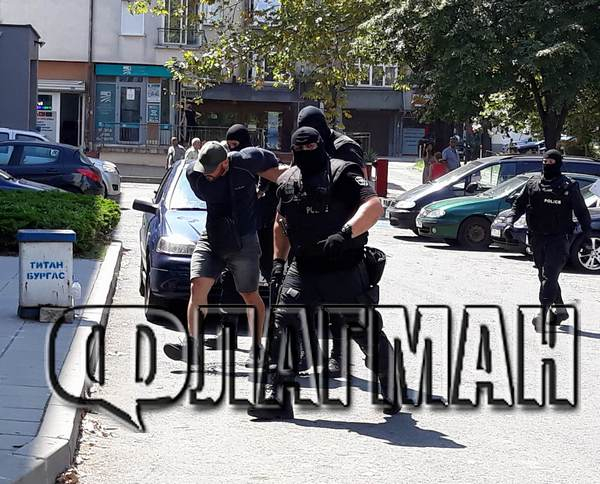 Полицаи с качулки и автомати ескортират един от най-близките хора на Очите (ЗРЕЛИЩНИ СНИМКИ)