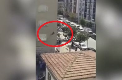 Младеж полетя от 5-етажна сграда, но и падането не успя да наруши здравия му сън! (ВИДЕО)