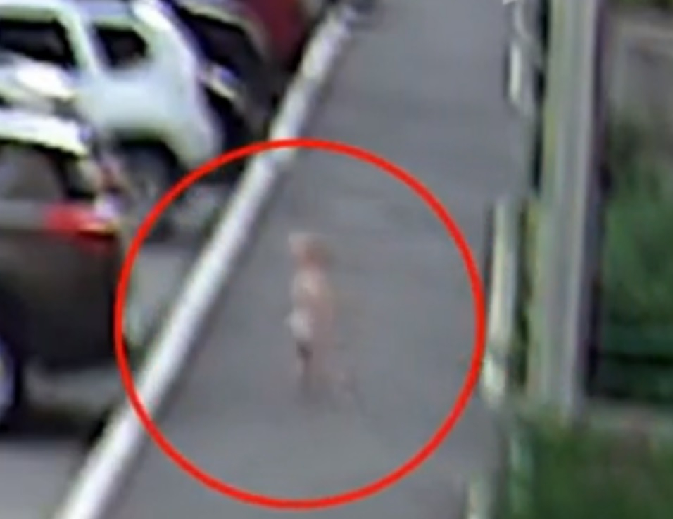 Заснеха на ВИДЕО как дете на година и половина бяга от детската градина