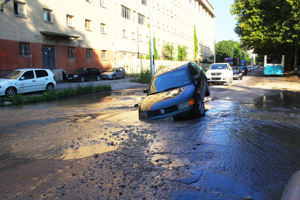 Пълно безумие в Шумен! Булевард погълна автомобил (ЗРЕЛИЩНИ СНИМКИ)
