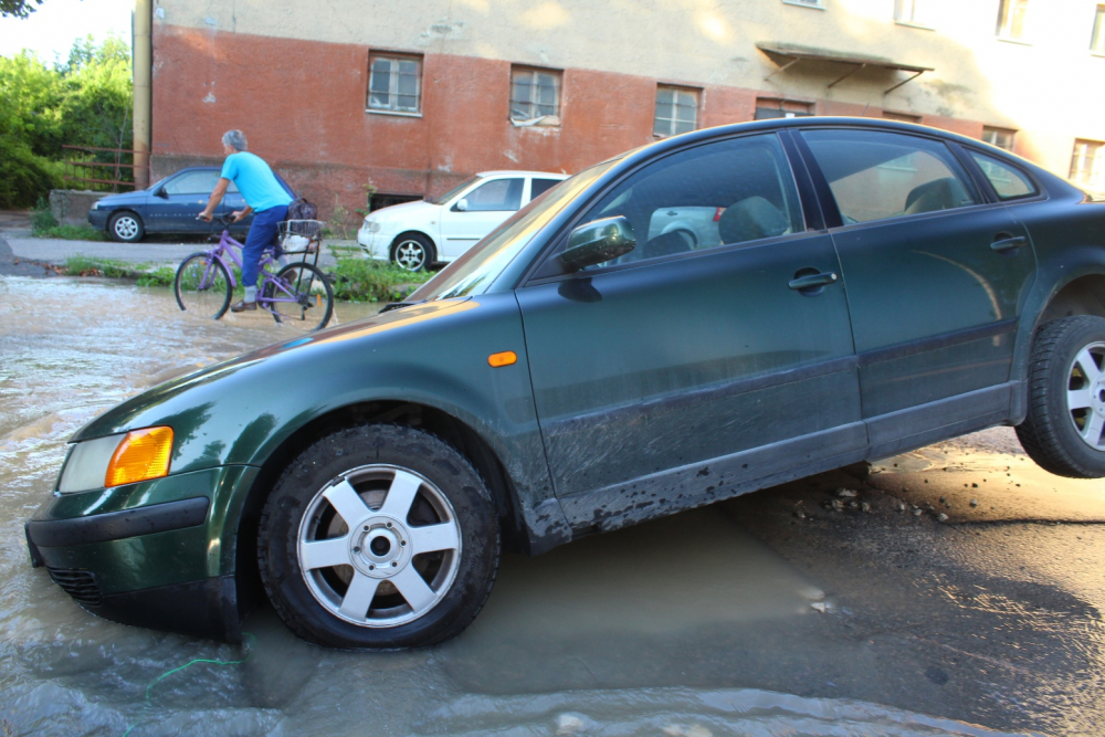 Пълно безумие в Шумен! Булевард погълна автомобил (ЗРЕЛИЩНИ СНИМКИ)