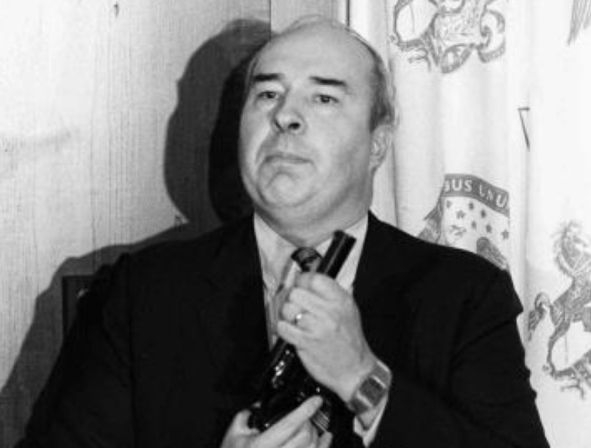 Най-кървавата пресконференция в историята на САЩ: Историята на ковчежника, обвинен за подкуп, който се застреля публично (ВИДЕО 18+)