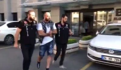 Извънредно от Турция! Появиха се СНИМКИ и ВИДЕО на Митьо Очите, окован в белезници