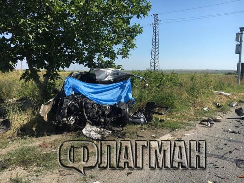 Първи СНИМКИ от зверската катастрофа с три трупа край Бургас! Пожарникари рязали колата, за да извадят жертвите